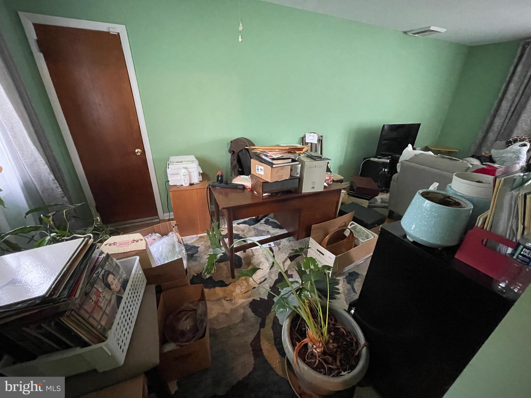 20 Castle Court Pemberton, NJ 08068 - Photo 5 of 18 a living room with furniture and a mirror