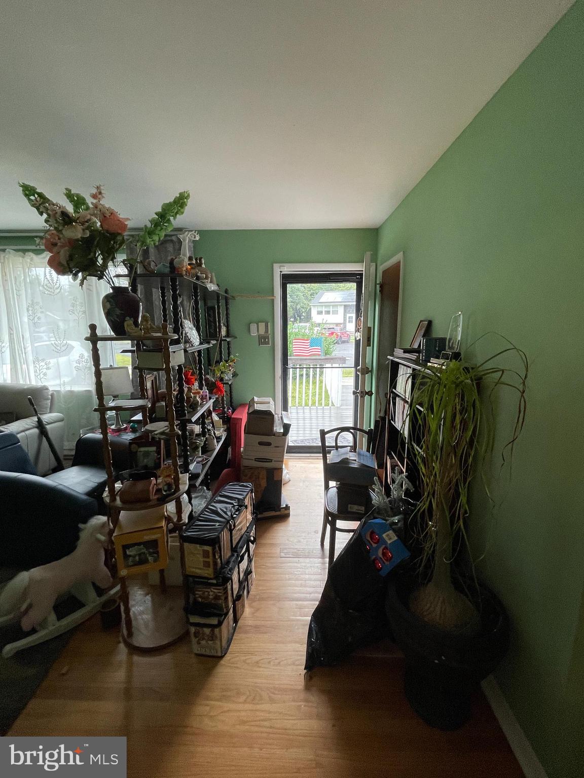 20 Castle Court Pemberton, NJ 08068 - Photo 8 of 18 a living room with furniture and a potted plant