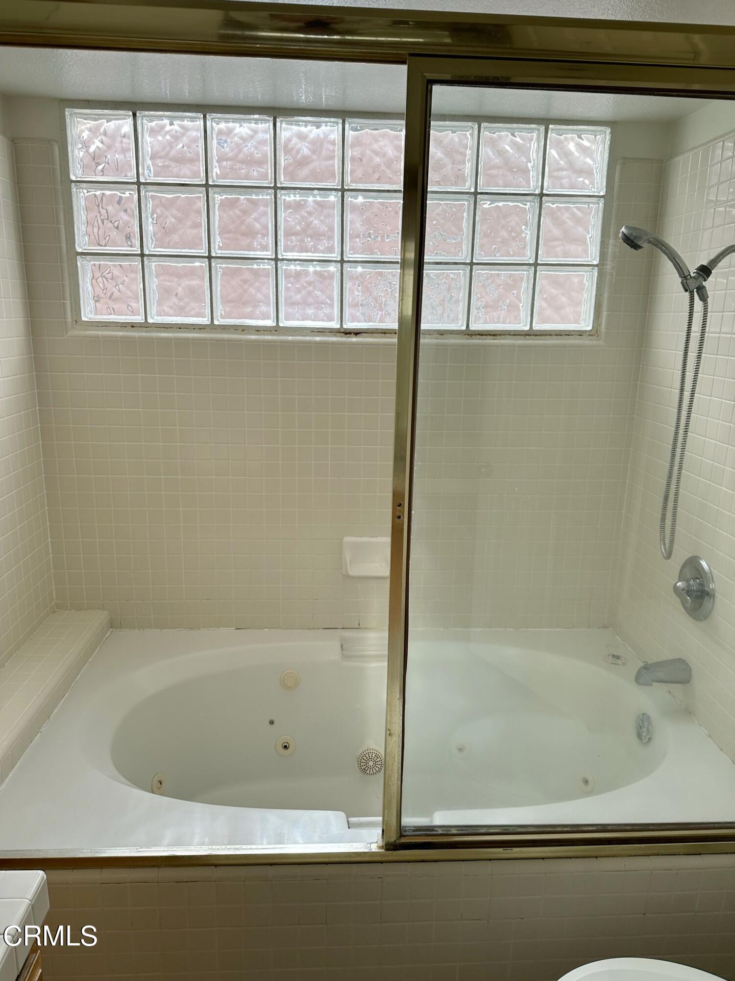 2190 Eastridge Loop Oxnard, CA 93036 - Photo 15 of 21 a bathroom with a bathtub