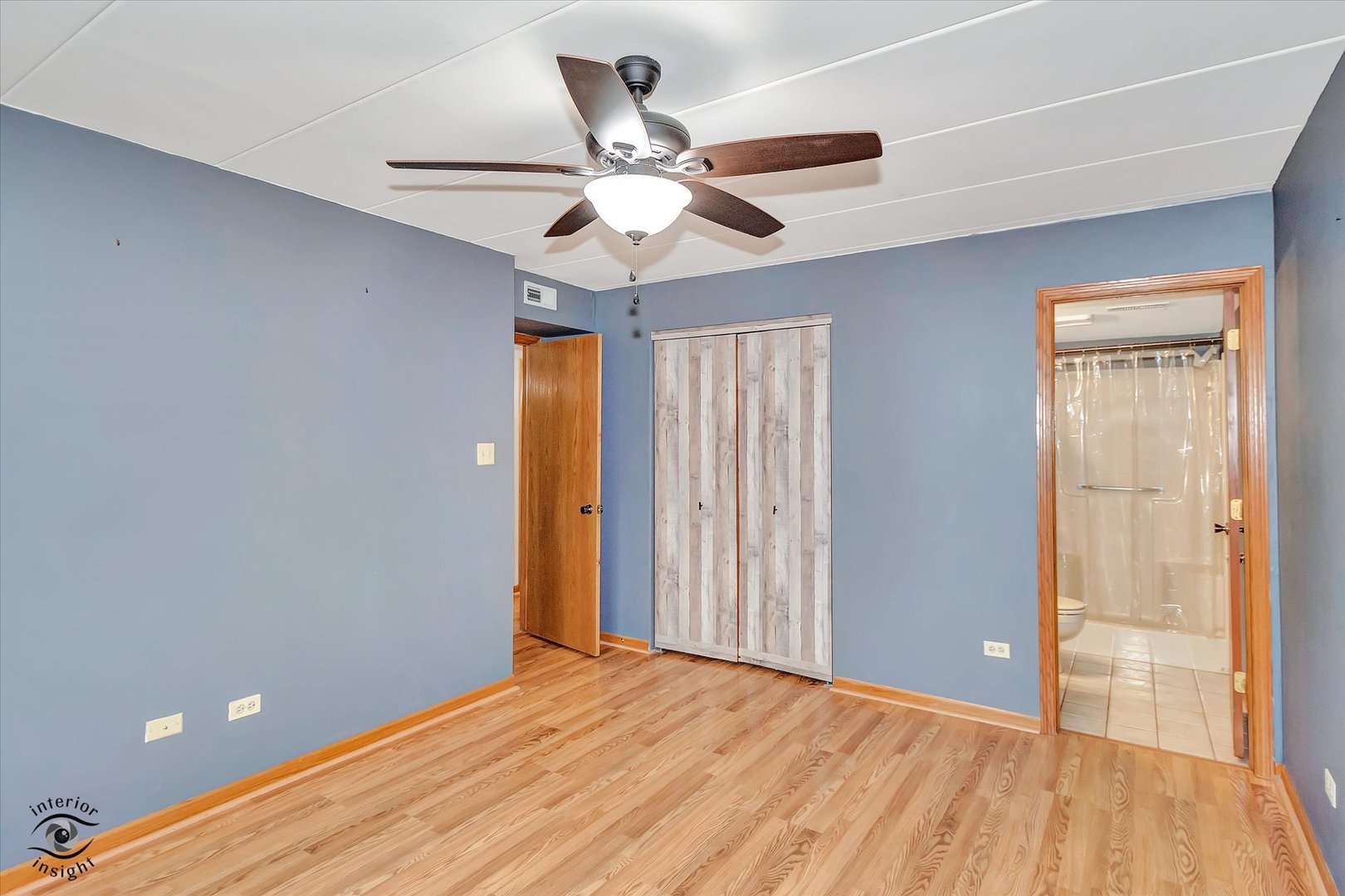 10538 Central Avenue, Unit 1S Chicago Ridge, IL 60415 - Photo 12 of 25 a view of an empty room with wooden floor and a ceiling fan
