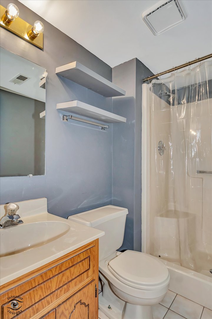 10538 Central Avenue, Unit 1S Chicago Ridge, IL 60415 - Photo 14 of 25 a bathroom with a sink toilet and shower