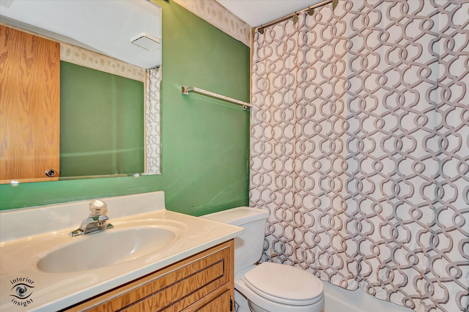 10538 Central Avenue, Unit 1S Chicago Ridge, IL 60415 - Photo 17 of 25 a bathroom with a sink and a mirror