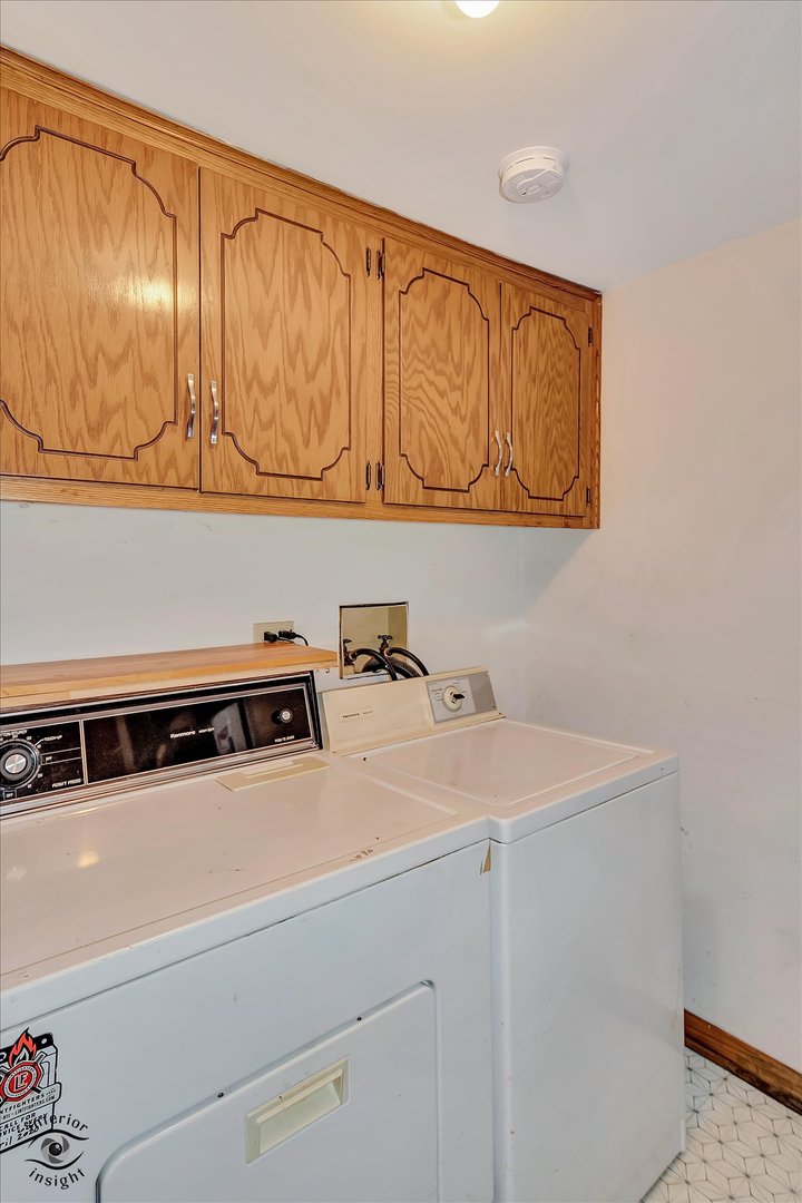 10538 Central Avenue, Unit 1S Chicago Ridge, IL 60415 - Photo 18 of 25 a utility room with dryer and washer