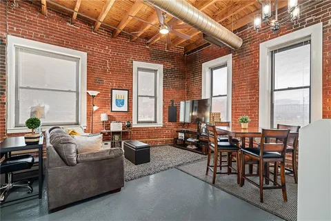 $179,500 | 510 Delaware Street, Unit 401, Kansas City, MO 64105
