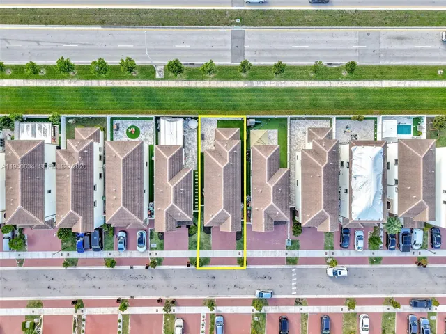 $699,999 | 10966 West 35th Way, Hialeah, FL 33018