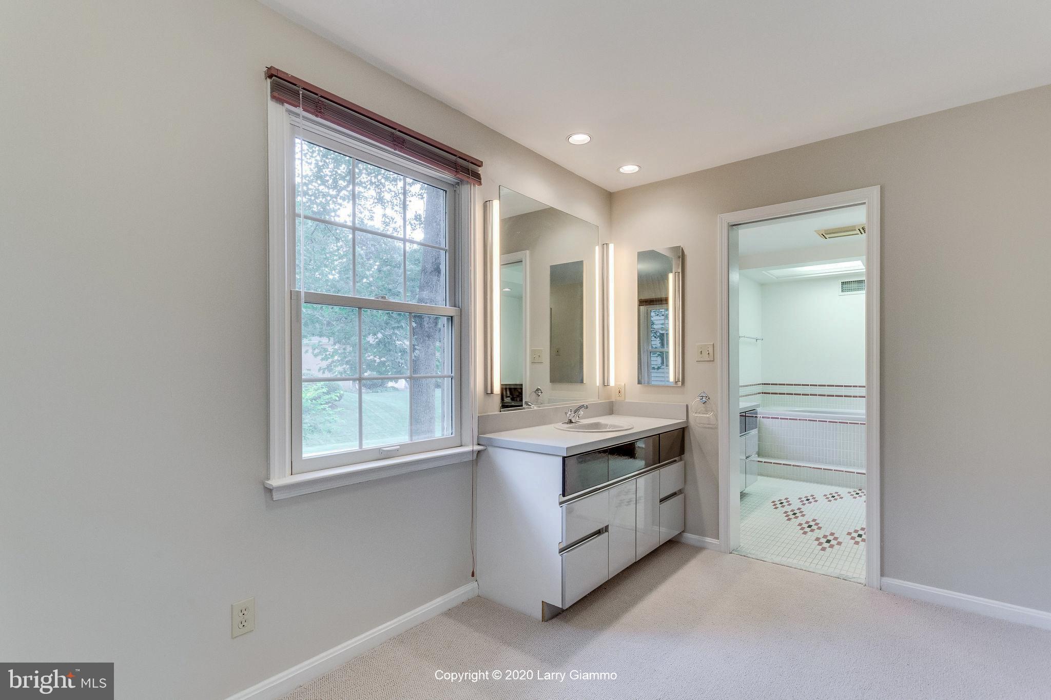 13720 Bridgewater Drive Silver Spring, MD 20904 - Photo 27 of 42 Owner's suite - dressing room