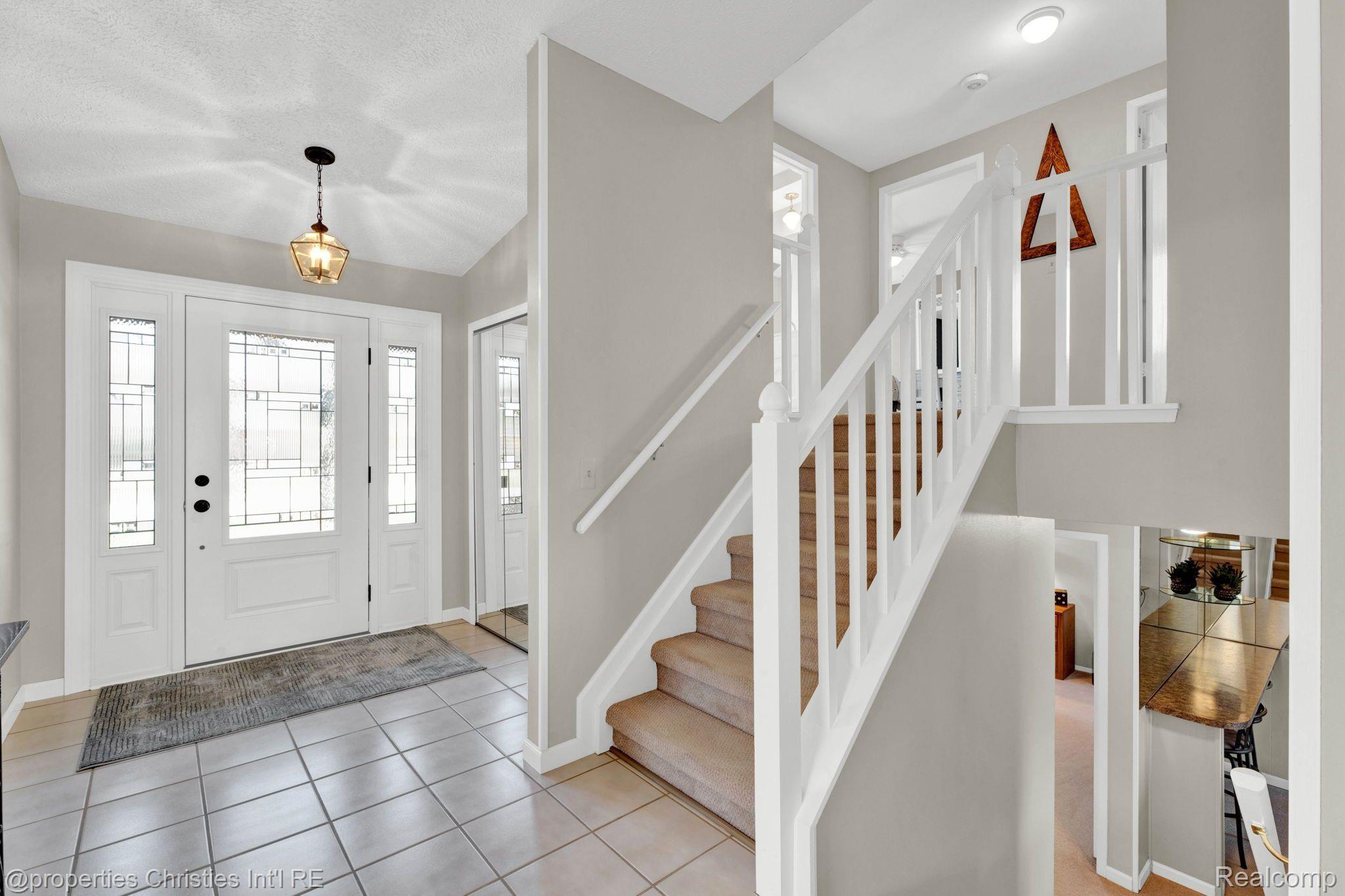 342 Powderhorn Ridge Court Rochester, MI 48309 - Photo 3 of 44 Foyer