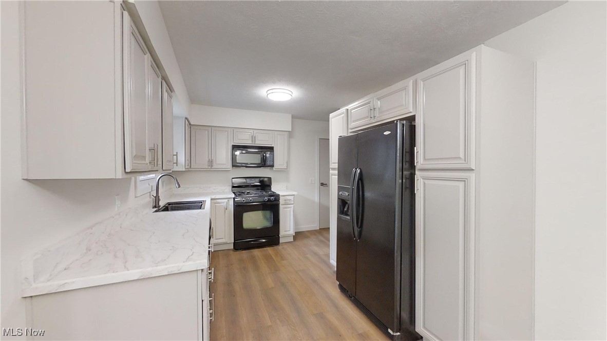 5681 Navarre Road Southwest Canton, OH 44706 - Photo 9 of 20 Kitchen with all appliances