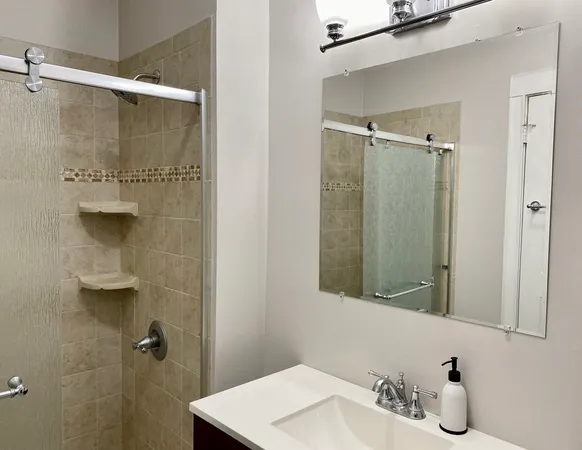 $2,600 | 909 West Gordon Terrace, Unit 1, Chicago, IL 60613