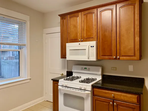 $2,600 | 909 West Gordon Terrace, Unit 1, Chicago, IL 60613