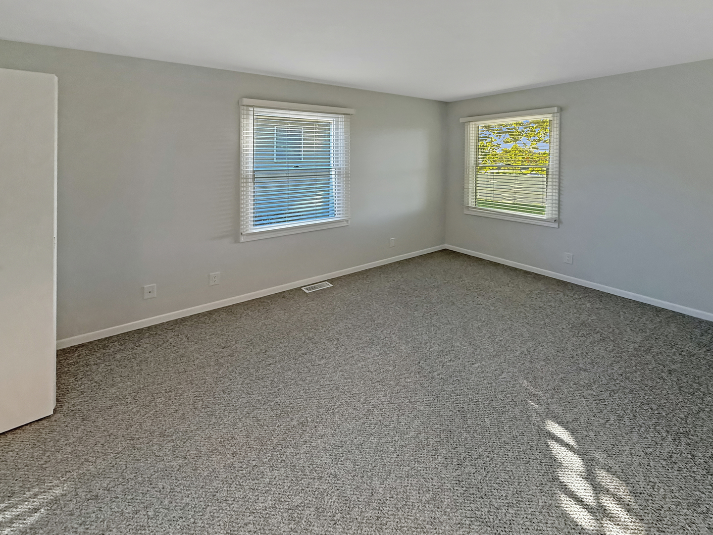 139 Spuhler Drive, Unit 139 Batavia, IL 60510 - Photo 9 of 12 an empty room with a window