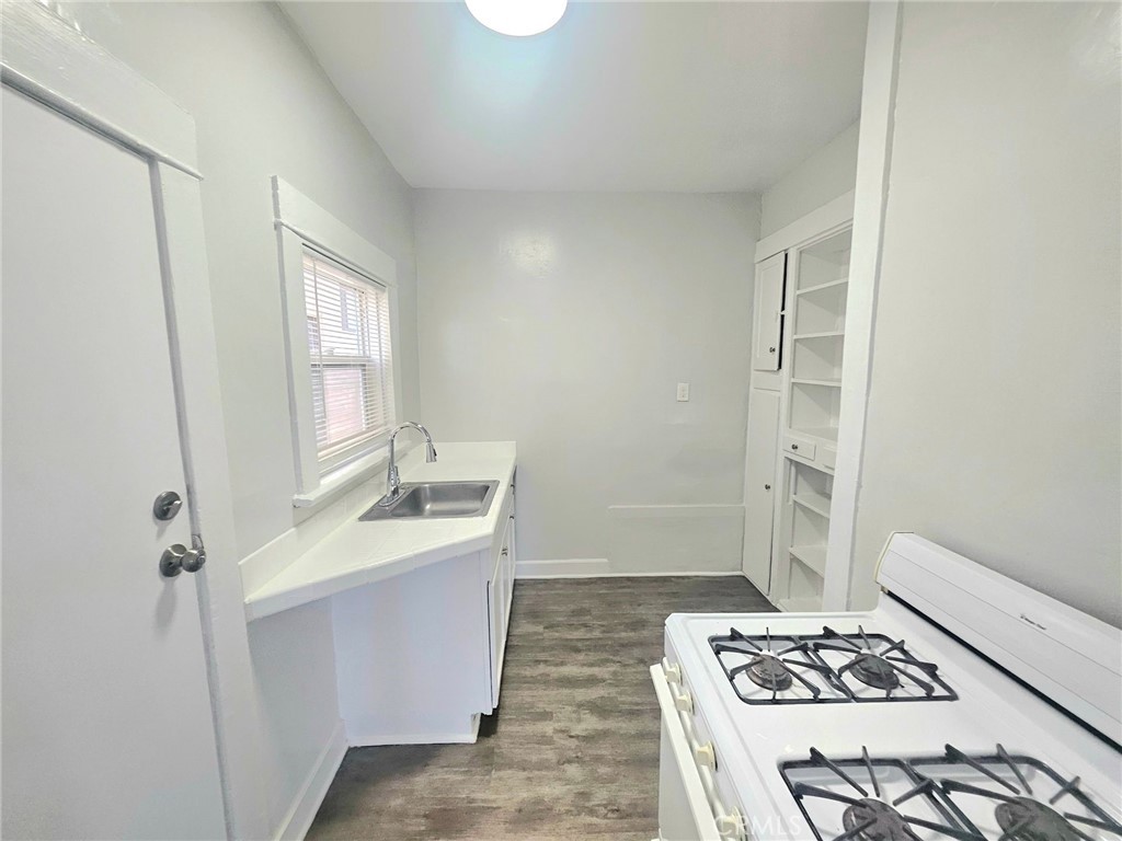 1495 Cedar Avenue Long Beach, CA 90813 - Photo 23 of 34 a kitchen with a sink stove and refrigerator