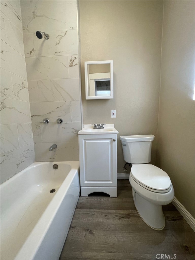 1495 Cedar Avenue Long Beach, CA 90813 - Photo 33 of 34 a bathroom with a sink toilet and bathtub