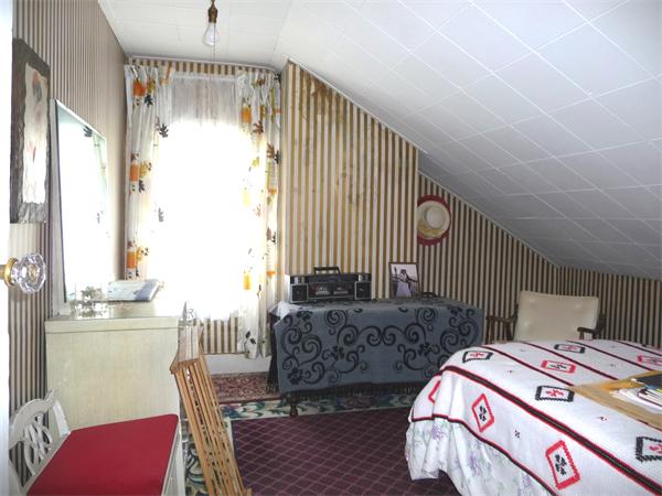 78 Spring Street Cambridge, MA 02141 - Photo 12 of 23 a living room with furniture and a large window