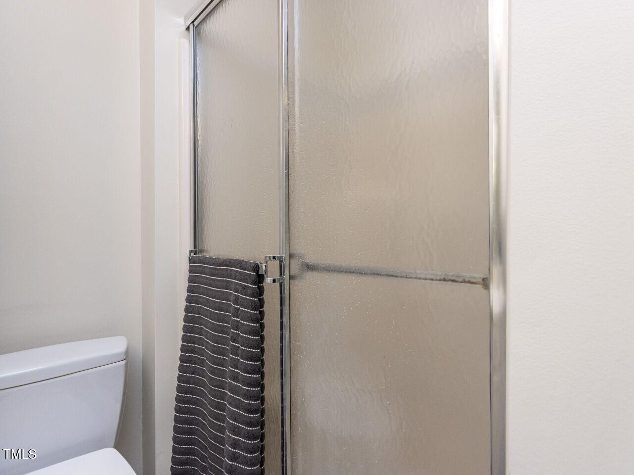 4646 Fawnbrook Circle Raleigh, NC 27612 - Photo 23 of 31 023-1280x960-bathroom