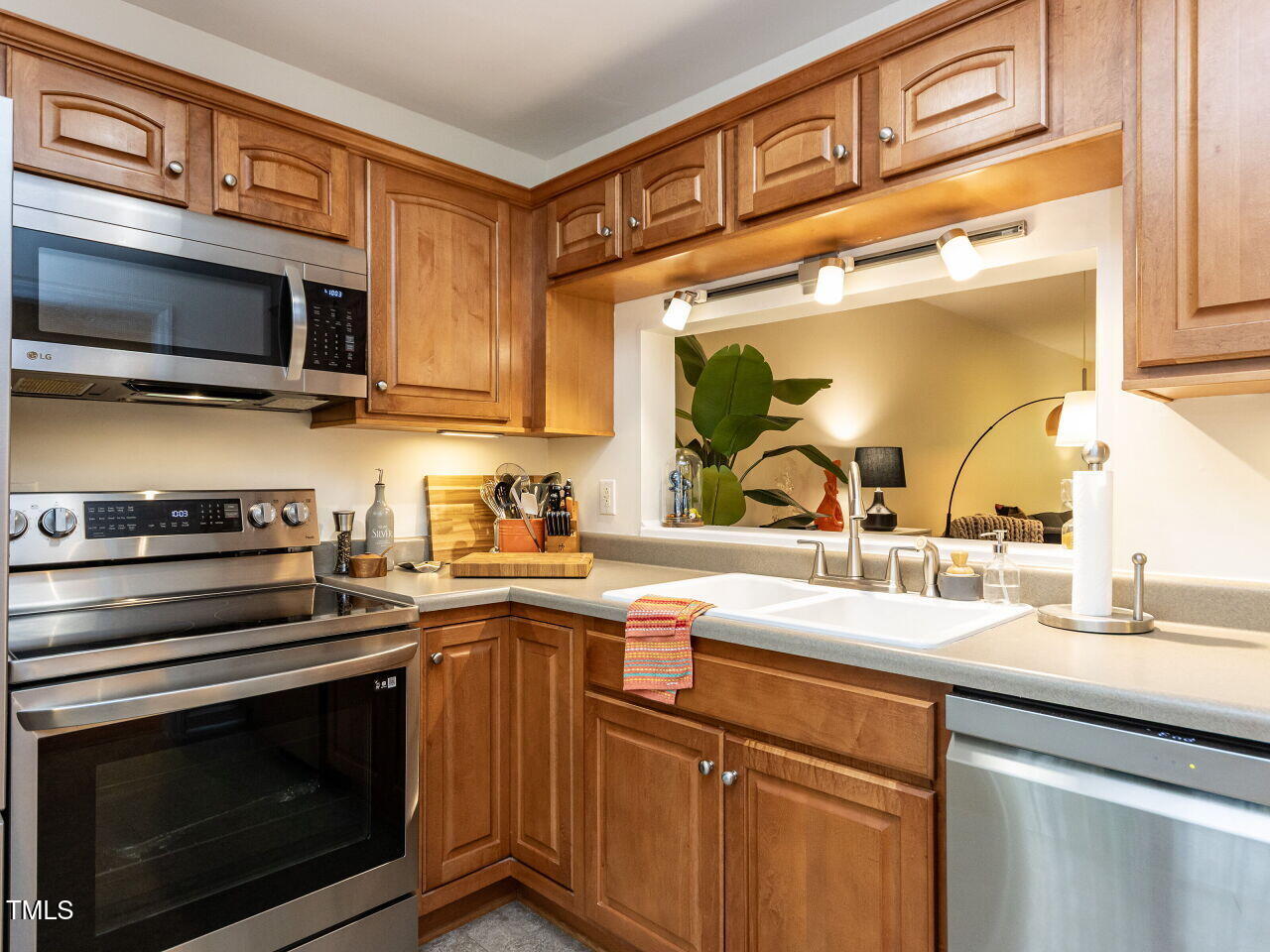 005-1280x960-kitchen