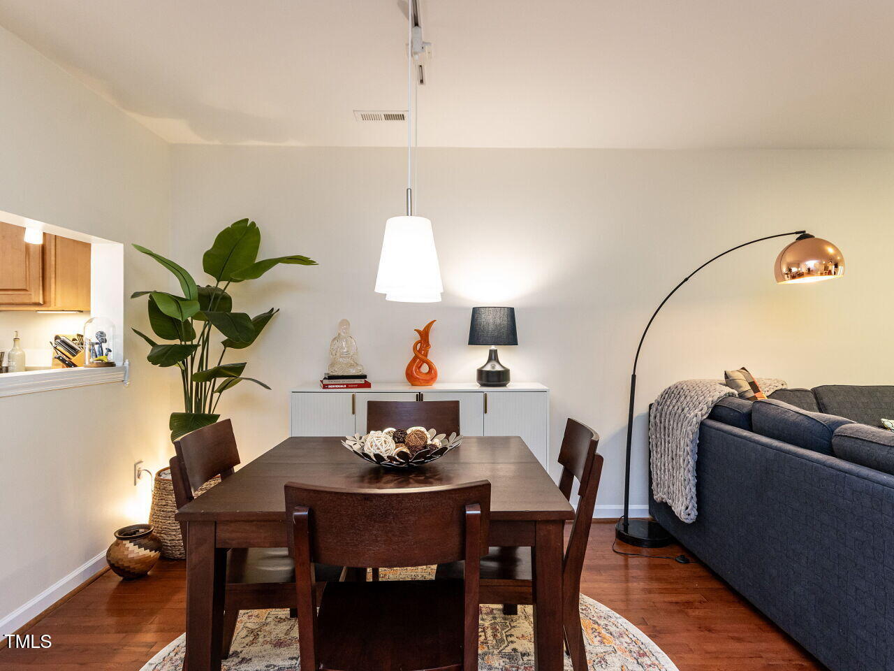 008-1280x960-dining-room