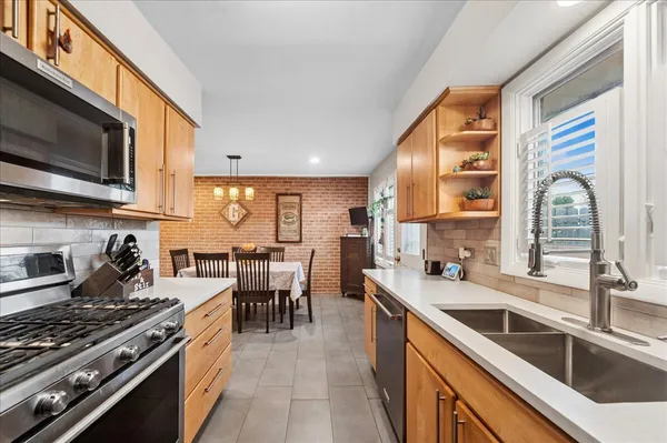 $379,000 | 2711 Bel Aire Drive, Arlington Heights, IL 60004