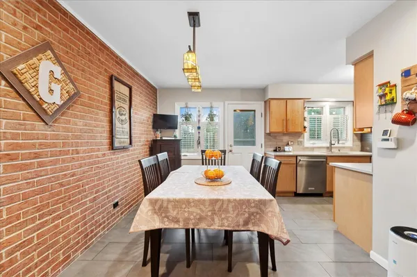 $379,000 | 2711 Bel Aire Drive, Arlington Heights, IL 60004
