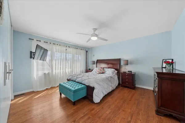 $379,000 | 2711 Bel Aire Drive, Arlington Heights, IL 60004