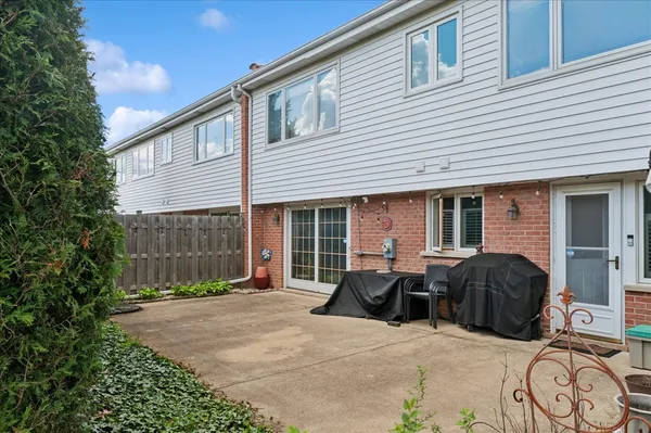 $379,000 | 2711 Bel Aire Drive, Arlington Heights, IL 60004