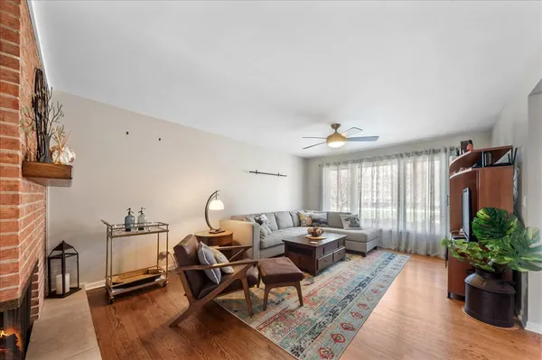 $379,000 | 2711 Bel Aire Drive, Arlington Heights, IL 60004