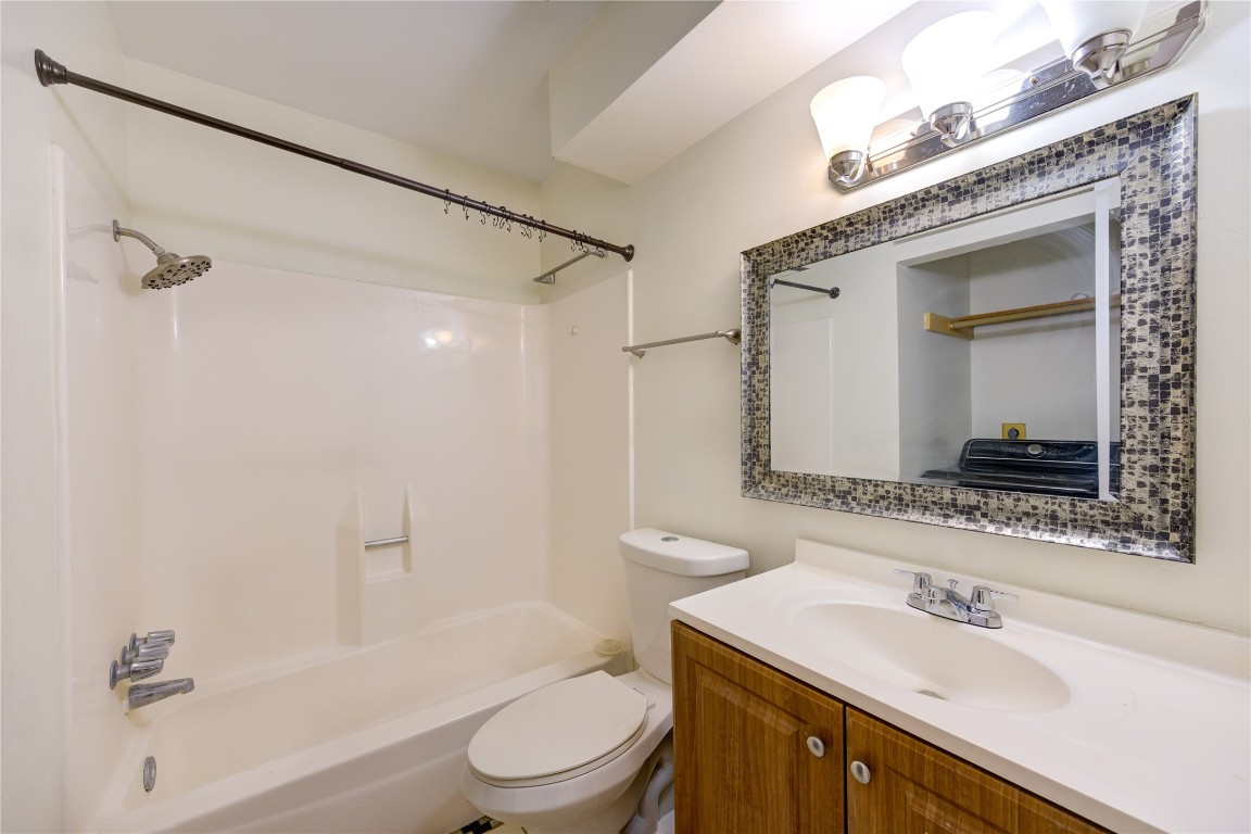12339 South Dairy Ashford Road, Unit 2339 Houston, TX 77099 - Photo 10 of 19 Full bath/ washer/dryer included