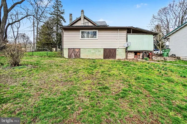 a view of a house with yard and a tree
