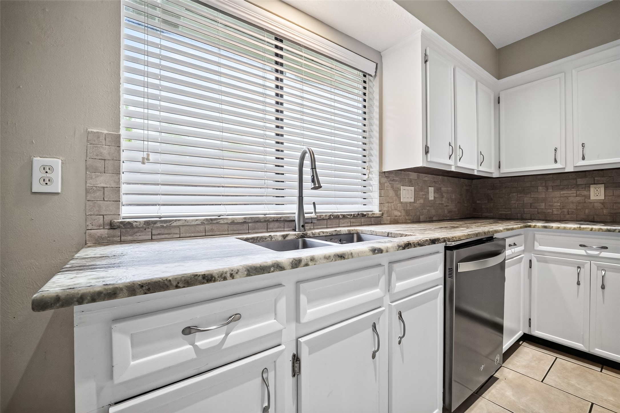 6122 Sanford Road Houston, TX 77096 - Photo 17 of 49
