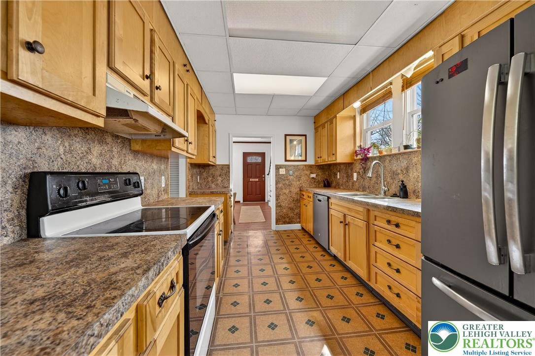 945 Main Street Bethlehem, PA 18018 - Photo 19 of 75 a kitchen with stainless steel appliances granite countertop a stove a sink and a refrigerator