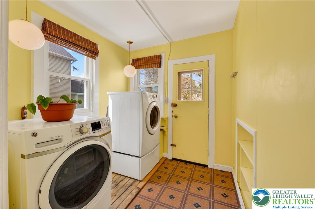 945 Main Street Bethlehem, PA 18018 - Photo 20 of 75 a view of bathroom