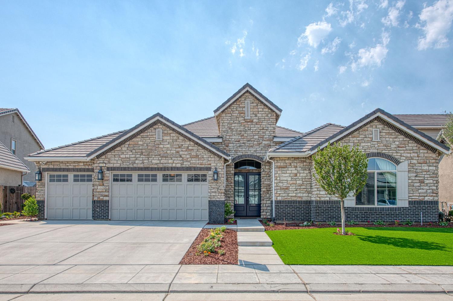 678 Ponderosa Way Madera, CA 93636 - Photo 1 of 38 a front view of a house with yard