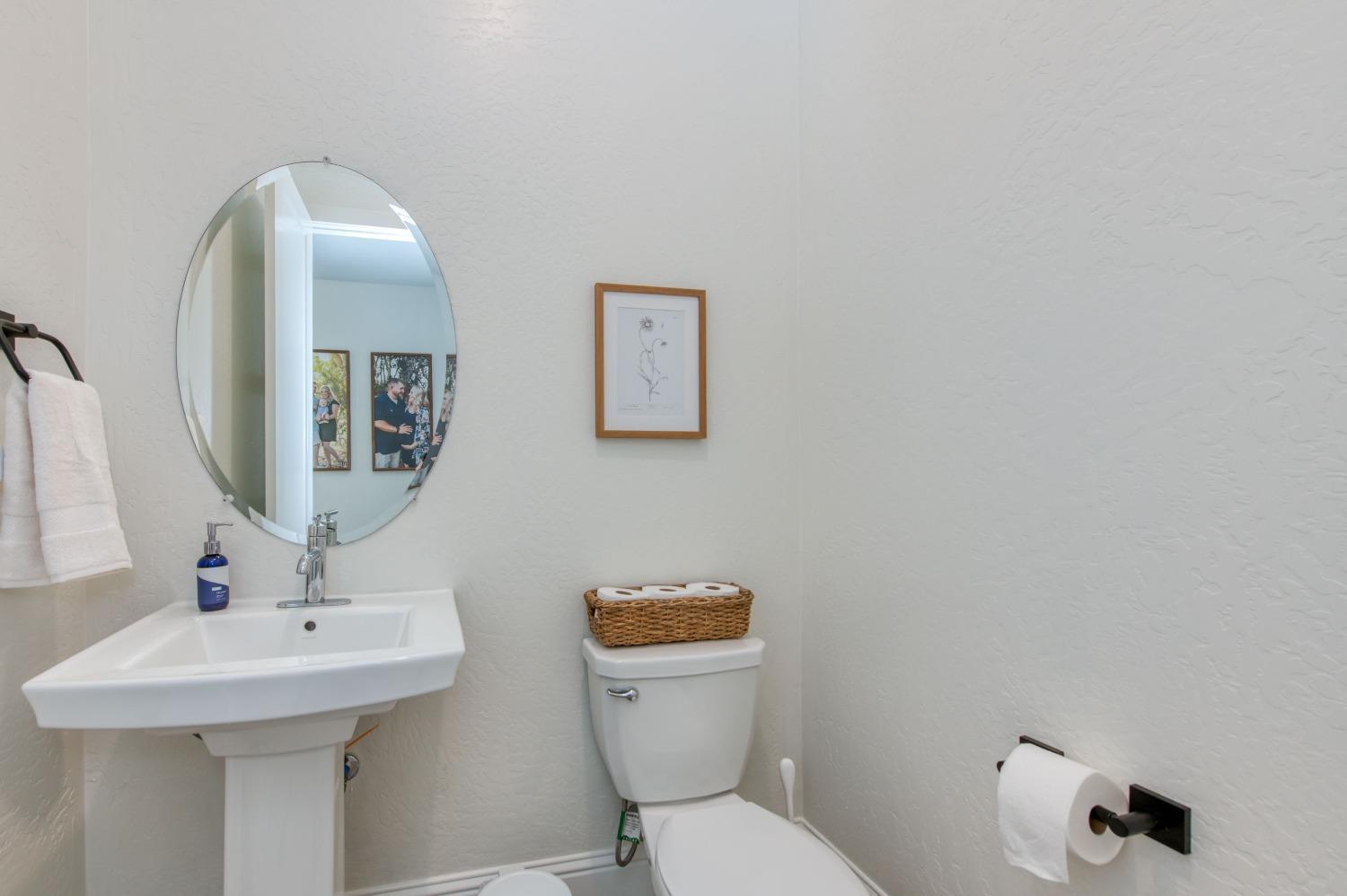 678 Ponderosa Way Madera, CA 93636 - Photo 16 of 38 a bathroom with a toilet sink and mirror