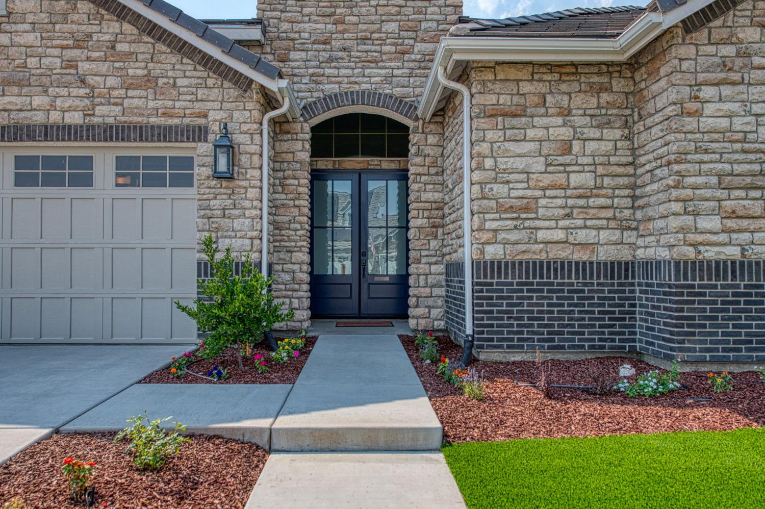 678 Ponderosa Way Madera, CA 93636 - Photo 2 of 38 a front view of a house with a garden