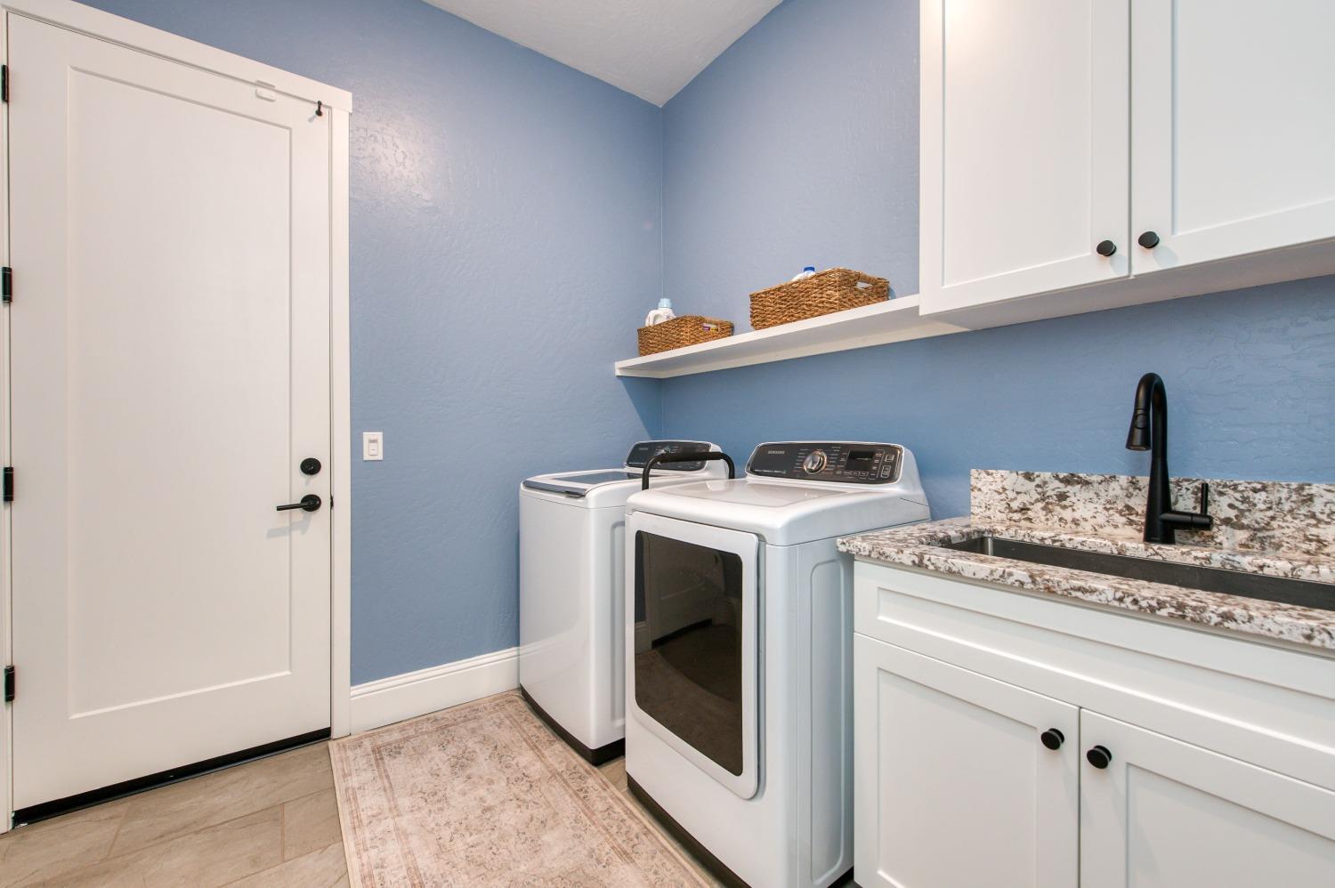 678 Ponderosa Way Madera, CA 93636 - Photo 21 of 38 a utility room with dryer and washer