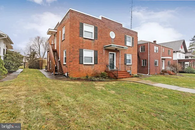 $995 | 832 Potomac Avenue, Unit 1N, Hagerstown, MD 21742