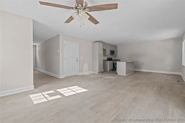 a view of empty room with window