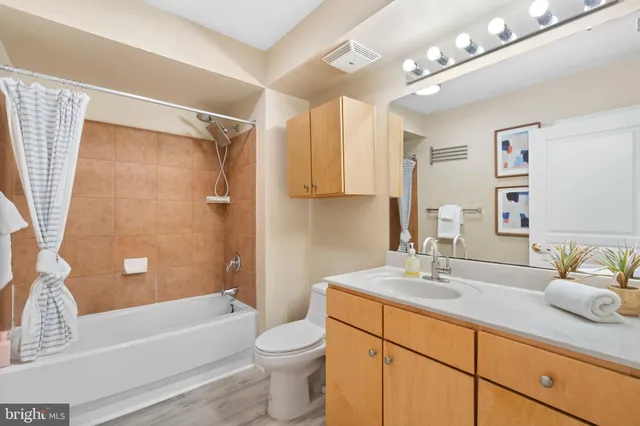 $2,700 | 631 D Street Northwest, Unit 1136, Washington, DC 20004