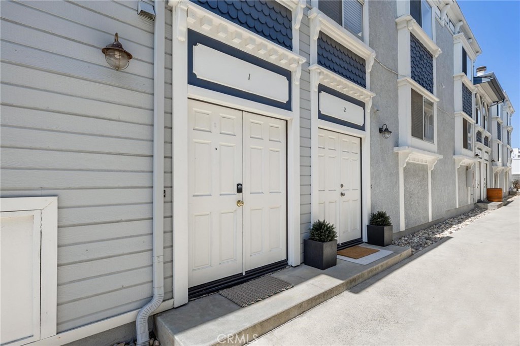 1421 12th Street, Unit 1 Manhattan Beach, CA 90266 - Photo 31 of 36 a view of a entryway of a house