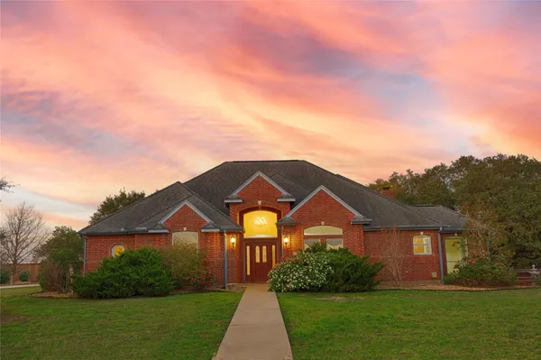 a view of house with garden