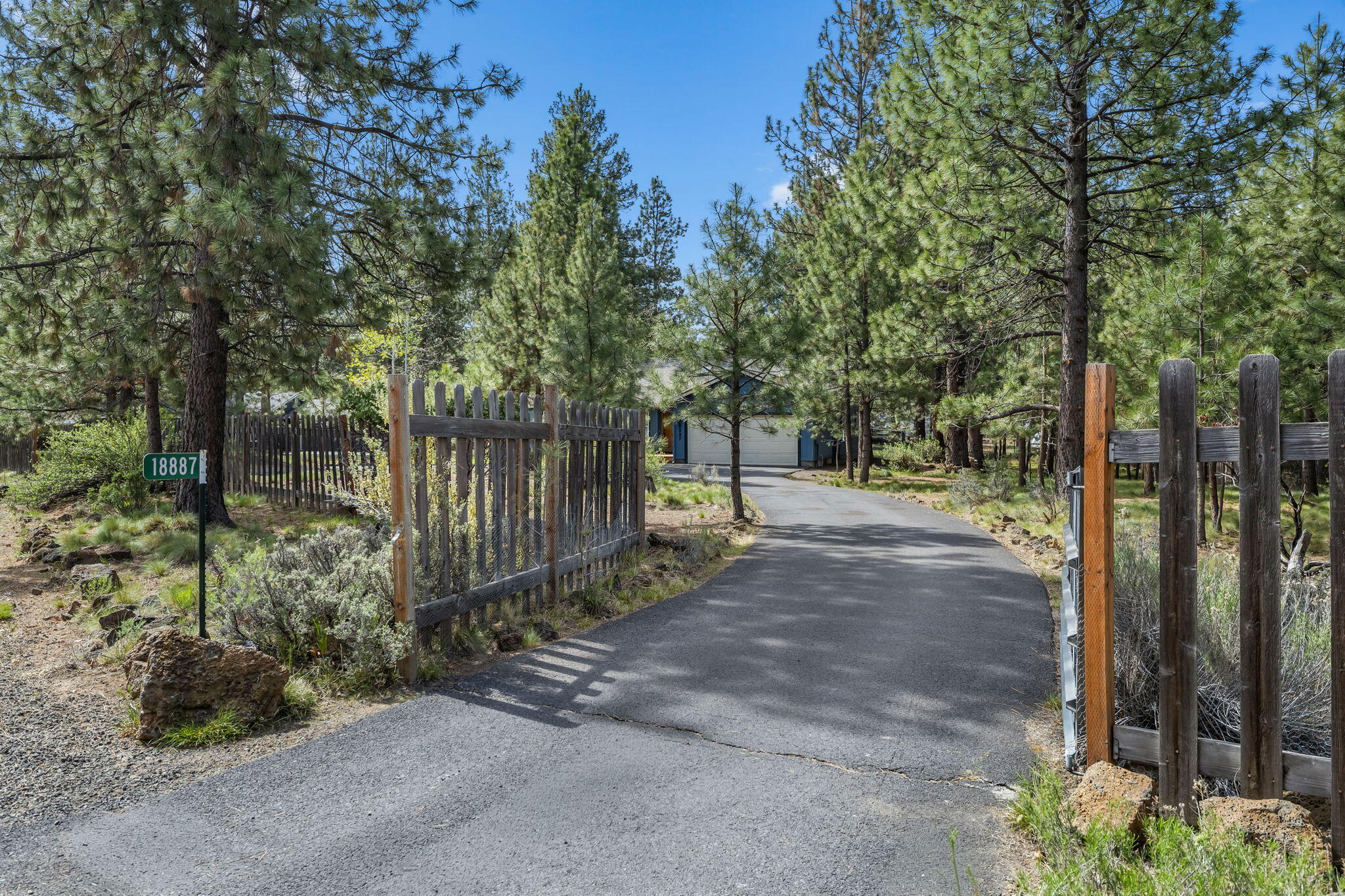 18887 Choctaw Road Bend, OR 97702 - Photo 17 of 38 Circular driveway makes coming and going easy