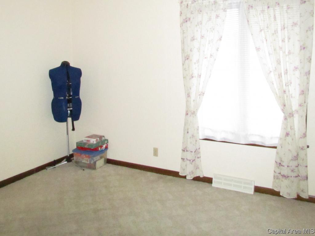417 Armor Road Springfield, IL 62704 - Photo 8 of 19