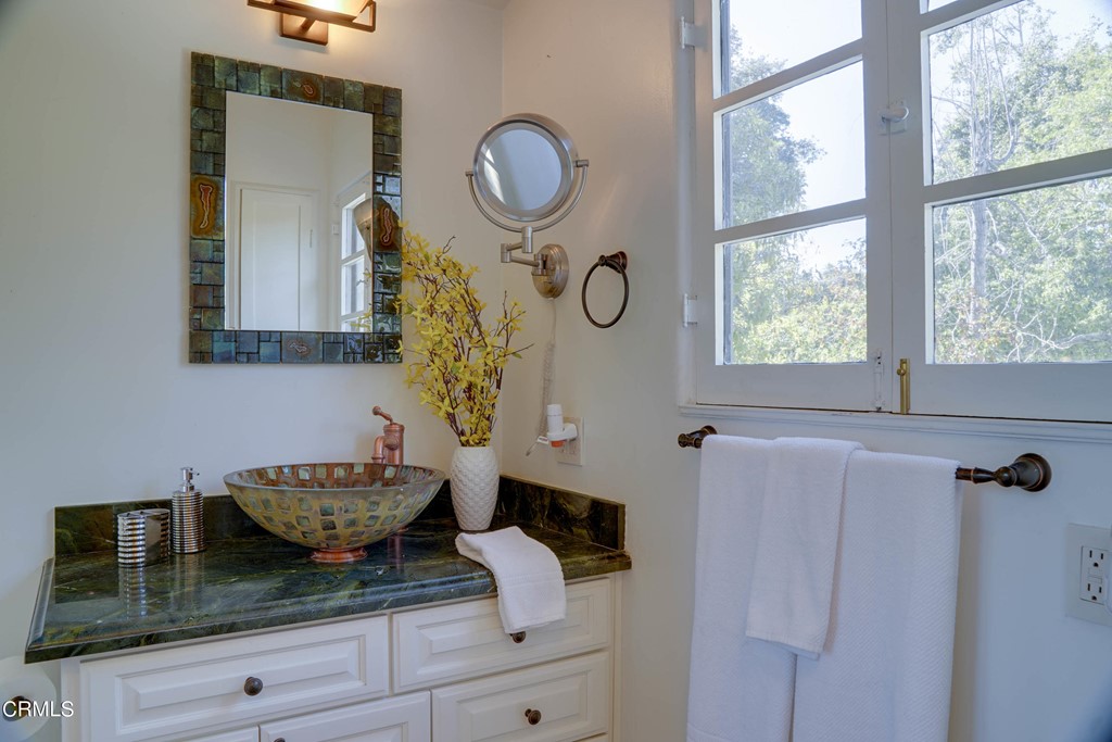 575 Glen Holly Drive Pasadena, CA 91105 - Photo 12 of 20 BedBath