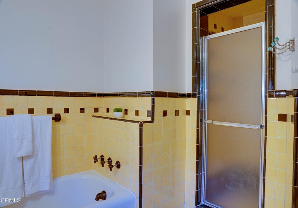 575 Glen Holly Drive Pasadena, CA 91105 - Photo 19 of 20 YellowBath1
