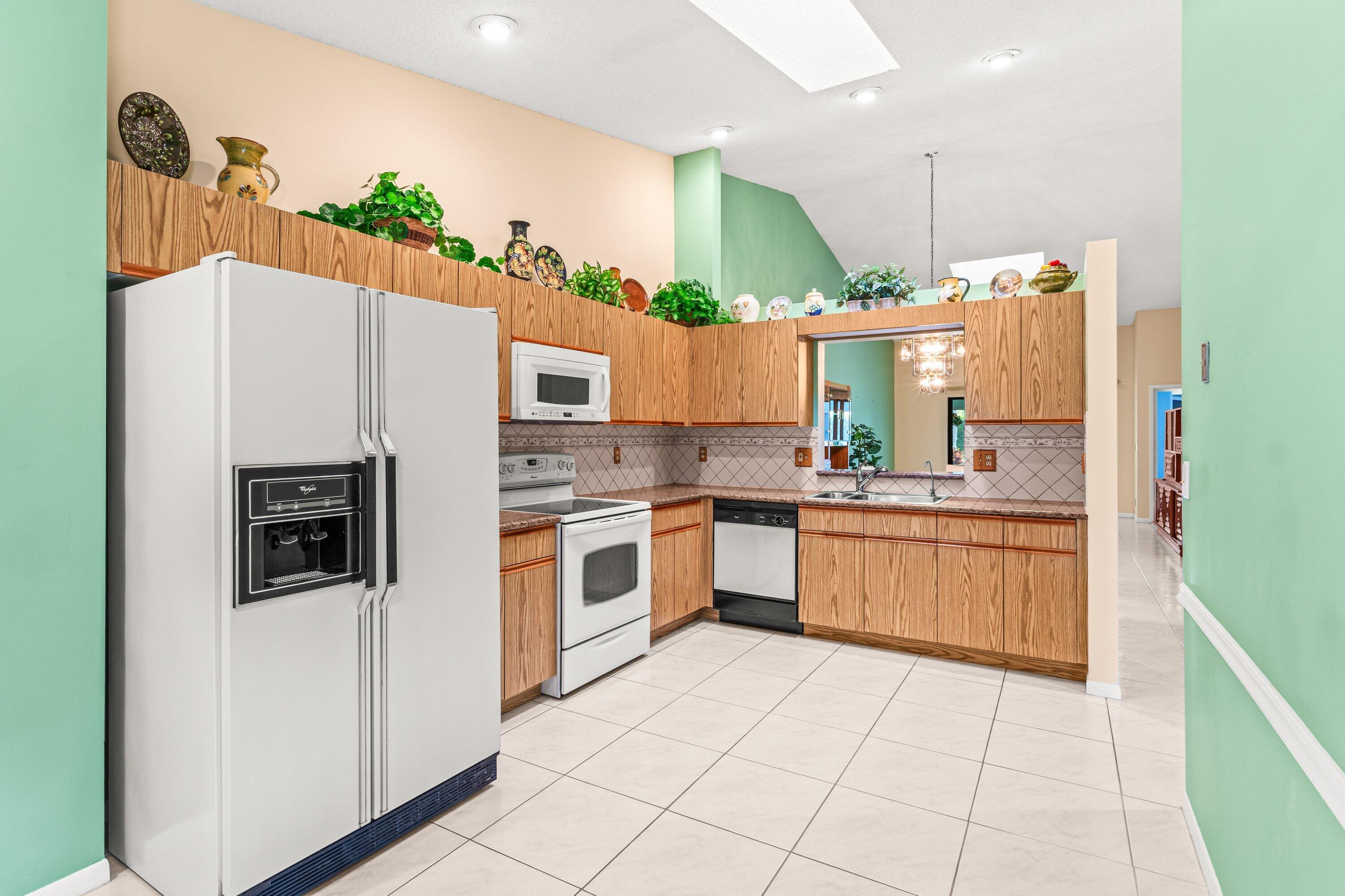 8356 Sunmeadow Lane Boca Raton, FL 33496 - Photo 8 of 34 009-8356SunmeadowLane-BocaRaton-FL-33496