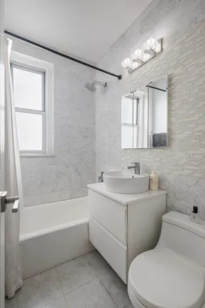 $3,400 | 225 East 47th Street, Unit 4H | Midtown East