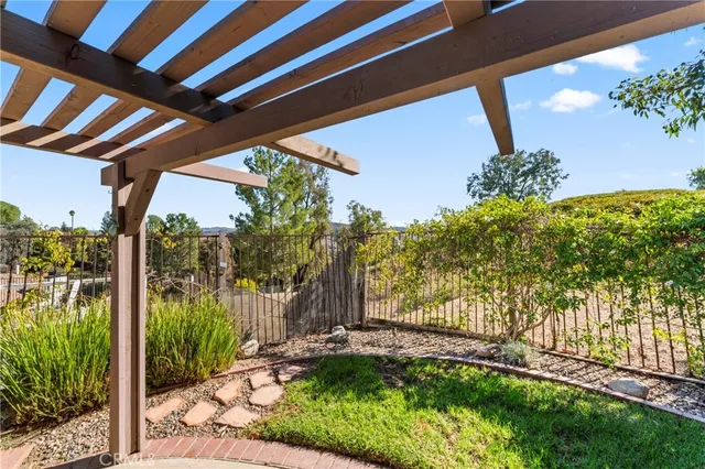 a view of a backyard