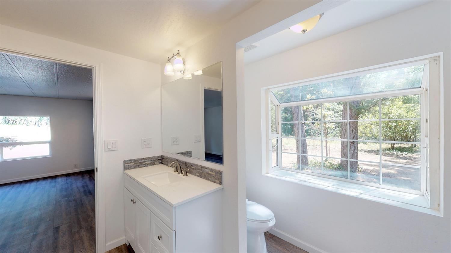 2753 Russell Road Grants Pass, OR 97526 - Photo 12 of 26 Master bathroom
