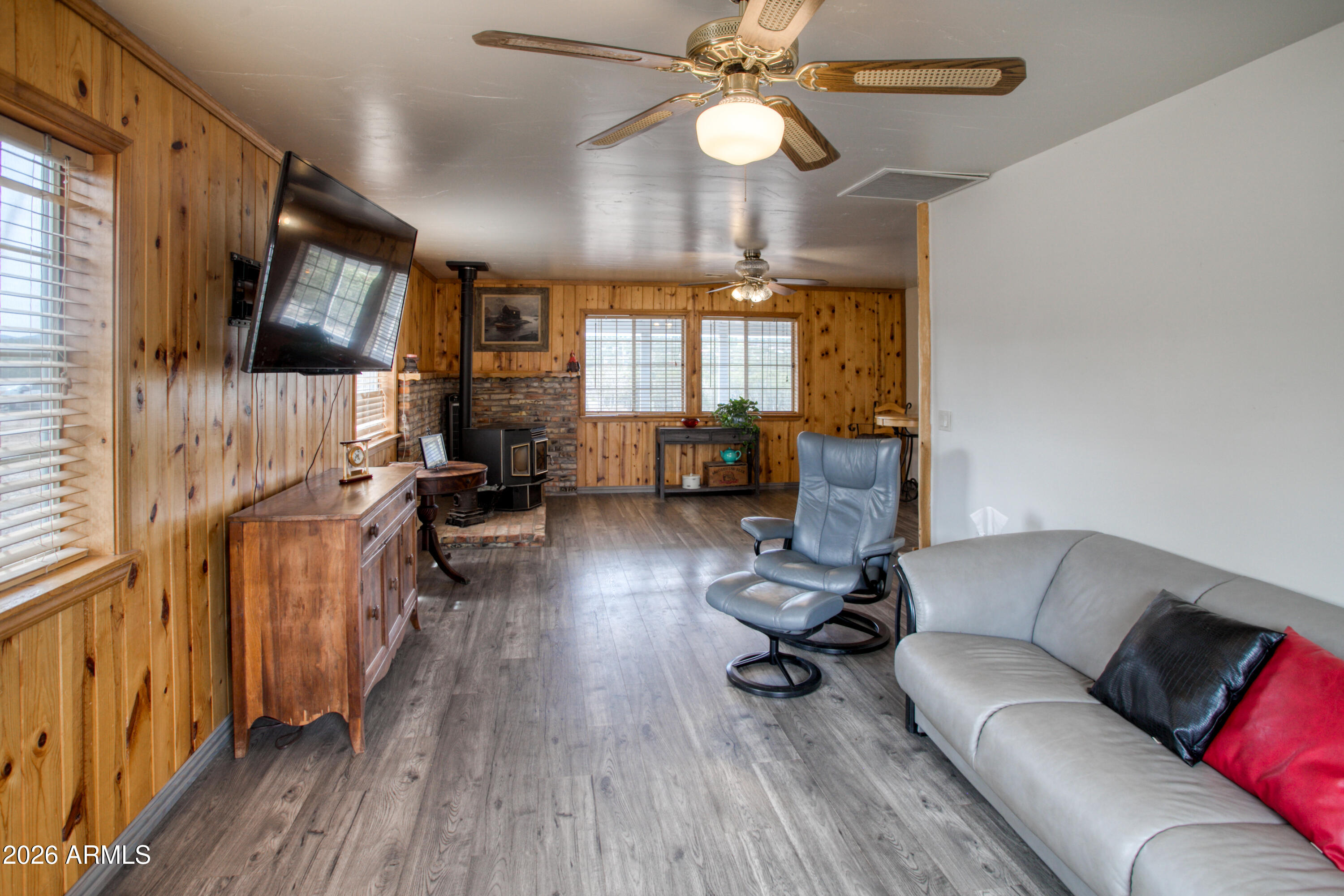 5 Co Road Show Low, AZ 85901 - Photo 16 of 39 a living room with furniture and a flat screen tv