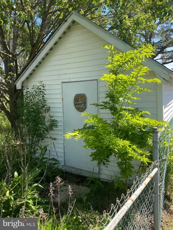 a view of a back yard